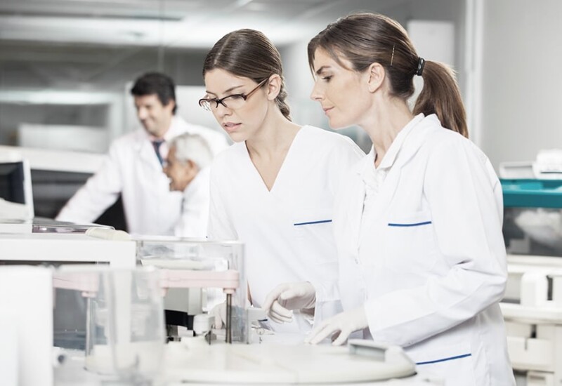 Biologistes dans un laboratoire d'analyses